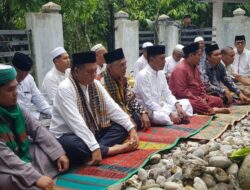 Sebelum Daftar KIP Paslon Raidin Pinim -Syahrizal Ziarah ke Makam Maulana Malik Ibrahim