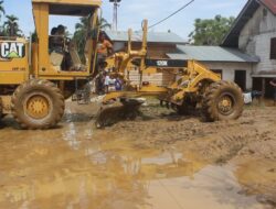 Relawan SABAR Bersihkan Lumpur Sisa Banjir di Meurah Dua